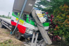 Truk Tabrak Tiang Listrik di Jalan Lingkar Prabumulih