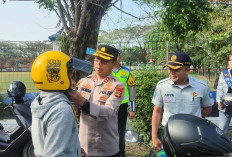 Kapolres Lahat Bagi-Bagi Helm dan Bunga Buket