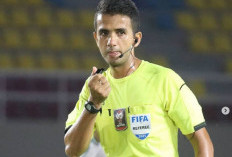Wasit FIFA Thoriq Alkatiri Dipukul Suporter