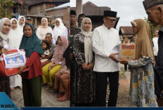 Bupati Joncik Muhammad Serahkan Bantuan Korban Kebakaran di Rantau Kasai