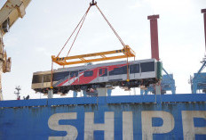 KAI Commuter kedatangan 12 Unit KRL Baru dari China di Tanjung Priok