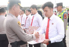 Kapolres Ganjar Penghargaan Personil Berprestasi