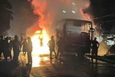 Bus Medan Jaya Terbakar di Jalinsum Muratara