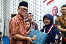 Joncik Bagikan Hadiah ke Pemenang Lomba Menulis Surat