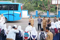 Pj Bupati Lahat Lepas Perdana Bus Sekolah
