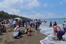 Paket Komplet Liburan! Pantai Kemiren Diserbu Ribuan Wisatawan, Tiket Cuma Rp7.500!