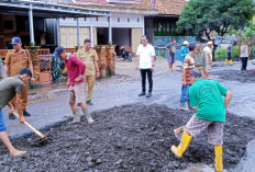 Camat Sanga Desa dan Warga Gotong Royong Timbun Jalan Rusak