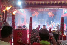 Ribuan Warga Tionghoa Padati Kelenteng Dewi Kwan Im Palembang