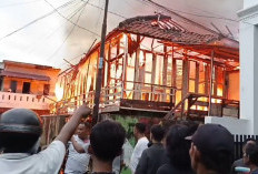 Rumah 2 Lantai di Palembang Ludes Dilalap Api
