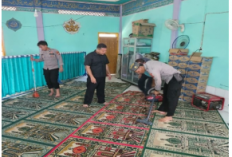 Polsek Muara Pinang Bersihkan Masjid dan Bagikan Sembako