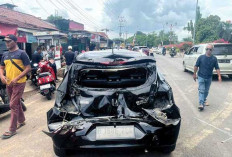 Enam Mobil Rusak Parah Dihantam Dump Truck