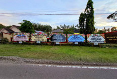 Polsek Sanga Desa Dibanjiri Karangan Bunga
