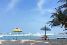Pantai Kelapa Warna Diserbu Ribuan Wisatawan di Hari Keempat Libur Lebaran 2025