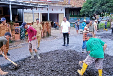 Peduli Keselamatan,Camat Sanga Desa dn Warga Gotong Royong Timbun Jalan Rusak di Lintas Lubuk Linggau - Sekayu