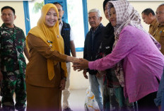 Wawako Salurkan Bantuan Pangan Beras untuk 7.962 Warga