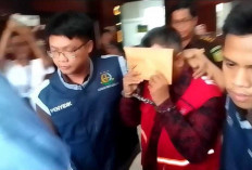 Mantan Kades Digiring ke Tahanan, Tutupi Wajah Pakai Buku