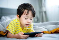 Mata Anak yang Suka Main HP Jadi Juling, Benarkah?