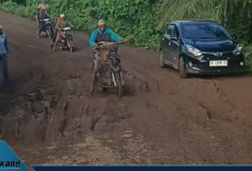Jalan Poros Tebing Tinggi–Pendopo Memperihatinkan”! Ditimbun Tanah Liat, Pengendara Berjatuhan hingga Ambulans