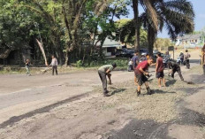 Gotong Royong Perbaiki Jalan Rusak