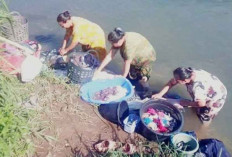 Sumur Kering, Warga Pagar Alam Cuci Pakaian di Sungai