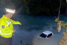 Sopir Ngantuk, Mobil Ayla Tercebur ke Sungai Enim
