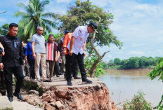 Wabup Muba Tinjau dan Serahkan Bantuan ke Warga Terdampak Longsor