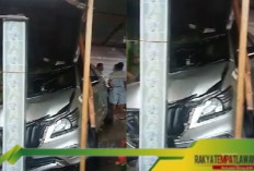 Kecelakaan Mobil di Tebing Tinggi: Minibus Tabrak Rumah dan Bengkel, Kerugian Jutaan Rupiah.