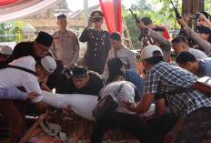 Mantan Kapolda Sumsel Hadiri Pemakaman Iptu Rivan Arief