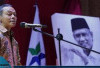 Pemerintah menyatakan akan mematuhi putusan Mahkamah Konstitusi (MK) yang mewajibkan pendidikan dasar (SD–SMP)