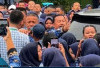 Tangis Haru Murid SMPN 1 Prabumulih, Kepsek Roni Disambut Meriah Usai Batal Dicopot
