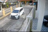 Tabrak Mobil Warga, Pengendara Calya Putih Terekam CCTV Lalu Kabur