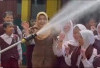 Heboh! Guru Gen Z di Bandung Ajak Murid SD Joget Dugem dan Siram Air, Video Viral Picu Pro-Kontra