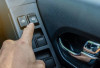 Begini Cara Merawat Power Window Mobil Agar Tidak Cepat Rusak, Cukup Modal Kuas dan Silicone Spray!
